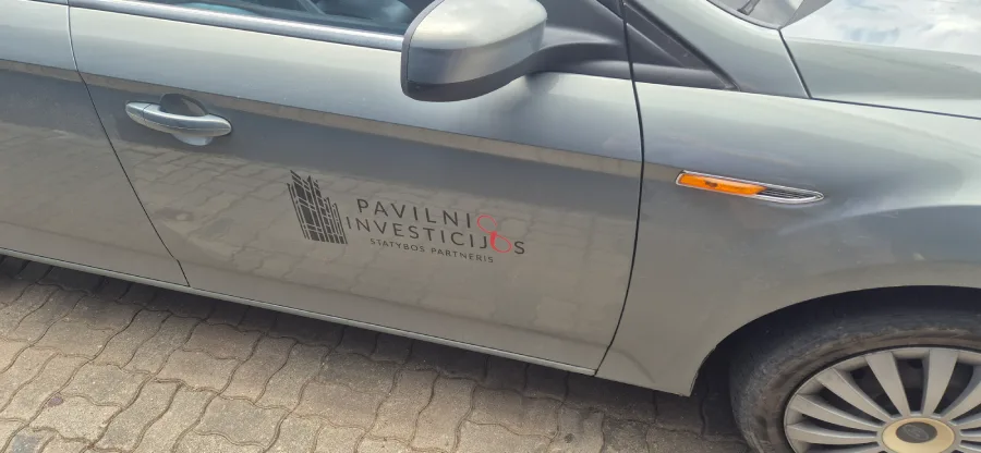 Reklama ant automobiliu